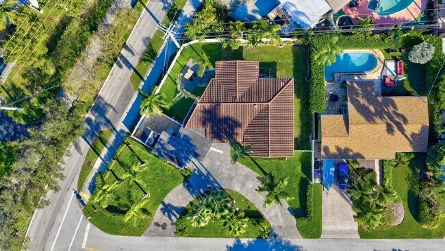 Building Photo - 2601 NE 8th Ct