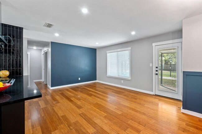 Building Photo - 1113 S Meadows Dr