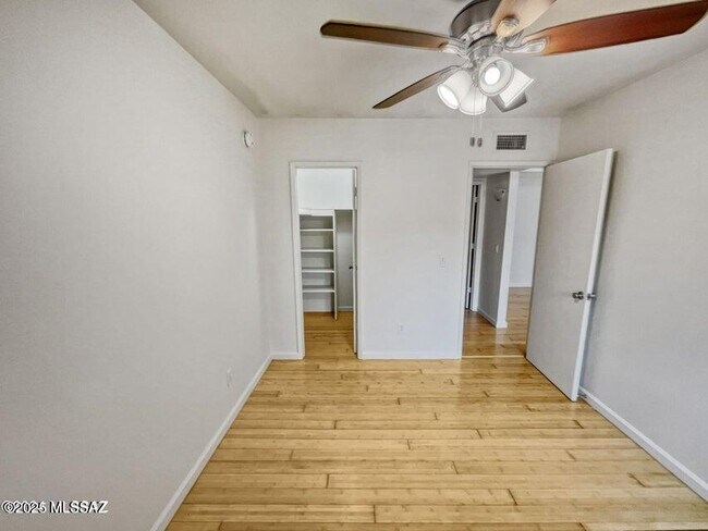 Building Photo - 3357 N Country Club Rd