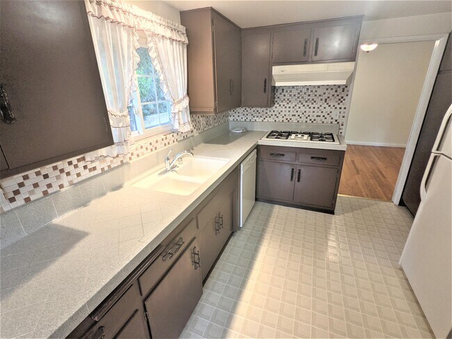 Building Photo - 1001 N Ave 67