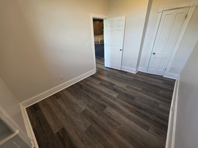 Building Photo - Newly Renovated 2 Bedroom Apartment *MOVE-...