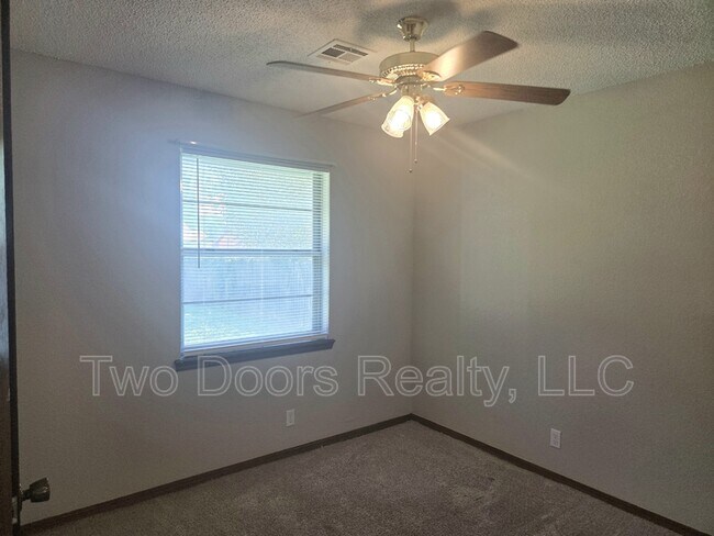 Building Photo - 663 W Perry Dr