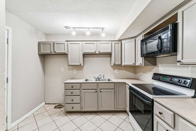 Building Photo - Charming 2 Bedroom, 2 Bath with Extra Loft Space Available Now!