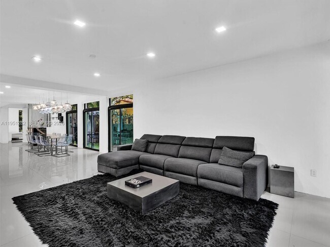 Building Photo - 3010 Alton Rd