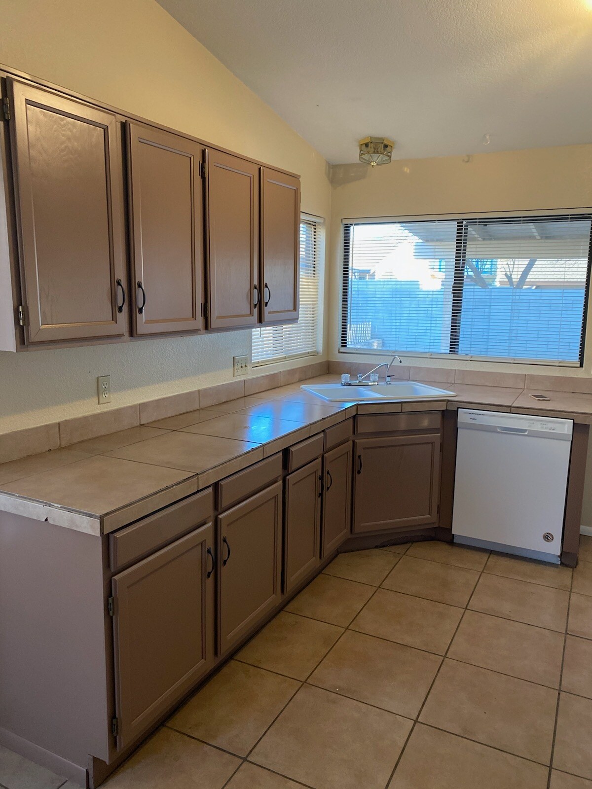 Building Photo - 2521 W Glenbrook Way