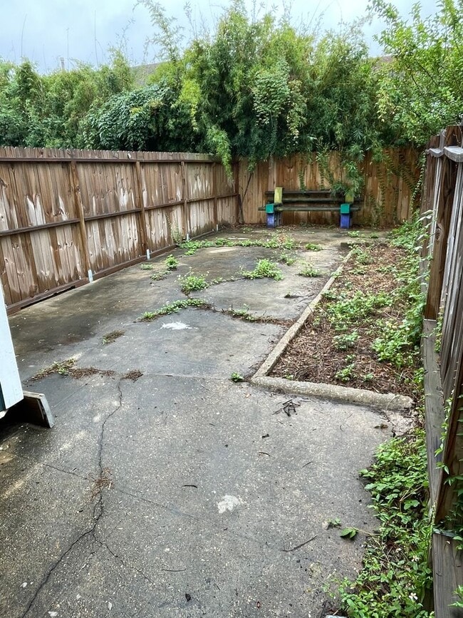 Building Photo - 2BD/1BA Shotgun in MidCity, with Backyard!