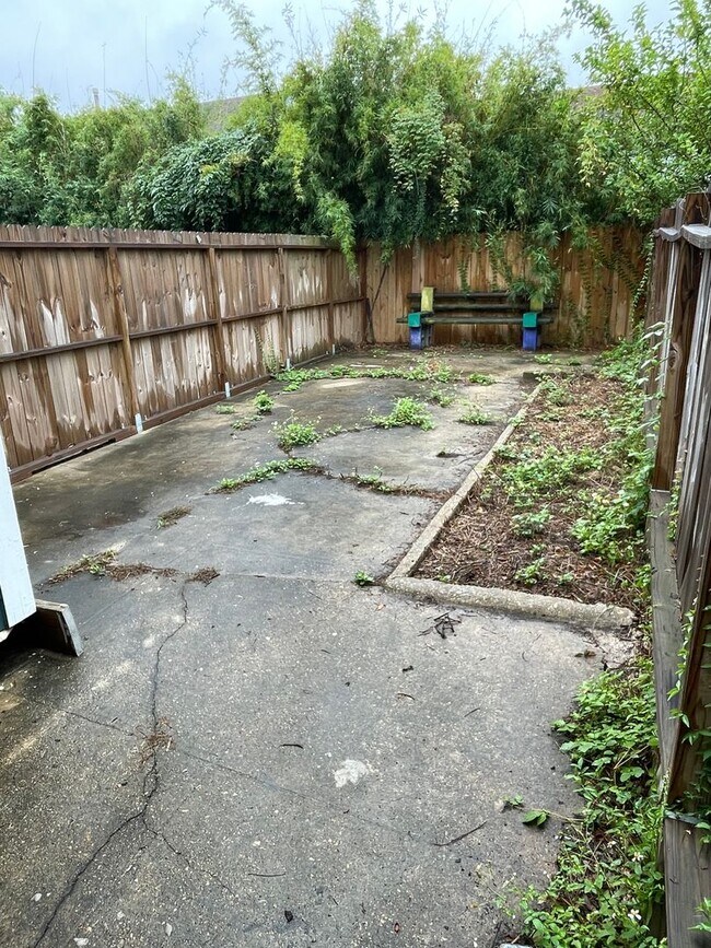 Building Photo - PROMOTION! 2BD/1BA Shotgun in MidCity, with Backyard!