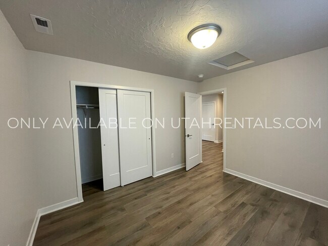 Building Photo - 802 E 1400 S