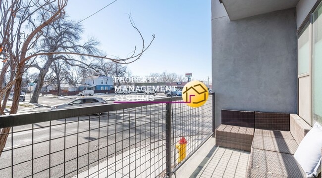 Building Photo - 2 Bed Townhome - *Includes Internet!!