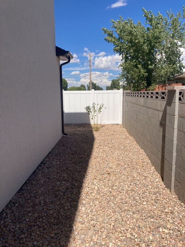 Building Photo - 3 Bed - 2.5 Bath, Newer Construction, Larg...