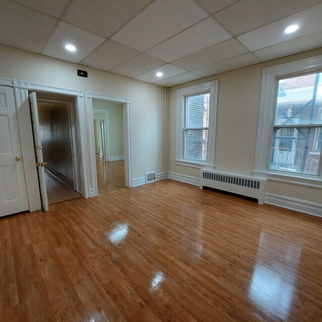 Building Photo - 716 Linden St
