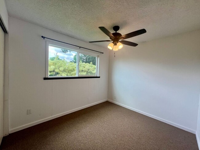 Building Photo - 2 Bedroom, 1 Bath Condo- Hilo Terrace
