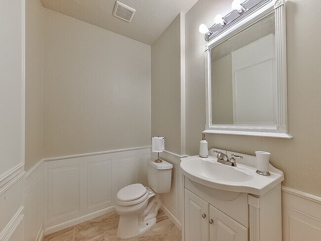 Building Photo - 900 Bonita Dr