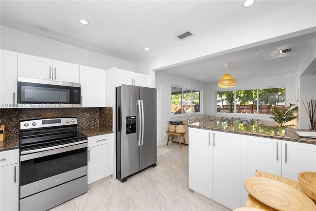 Building Photo - 1331 NE 160th St