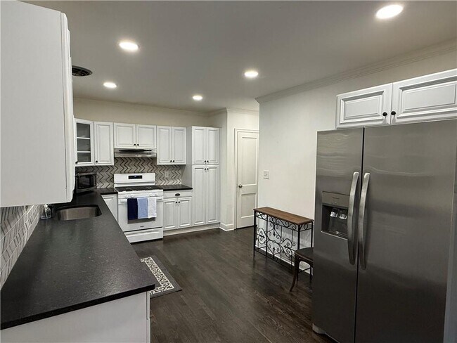 Building Photo - 1140 Goodwin Pl NE