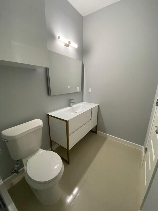 Building Photo - 1428 W Harrison Ave