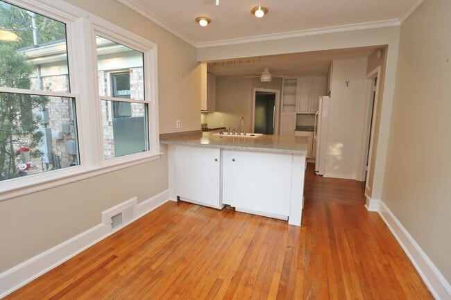 Building Photo - Updated 3 bedroom 2.5 bath home in Sherwood Forest