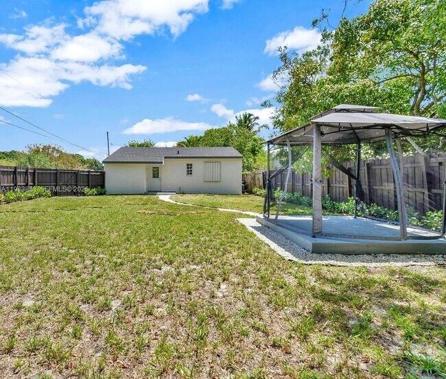 Building Photo - 1445 NW 6th Ave