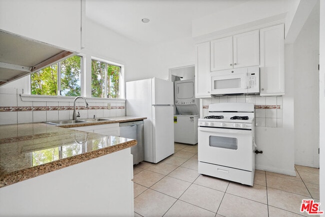 Building Photo - 1091 S Mansfield Ave