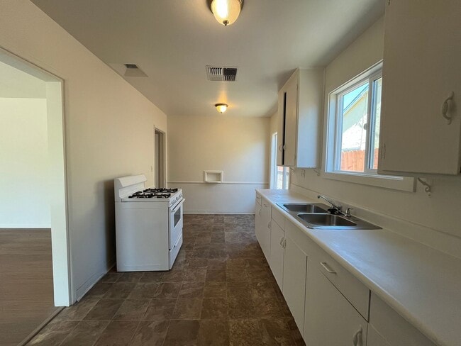 Building Photo - Arleta 3+2 w/walk-in closet, backyard + 2 ...