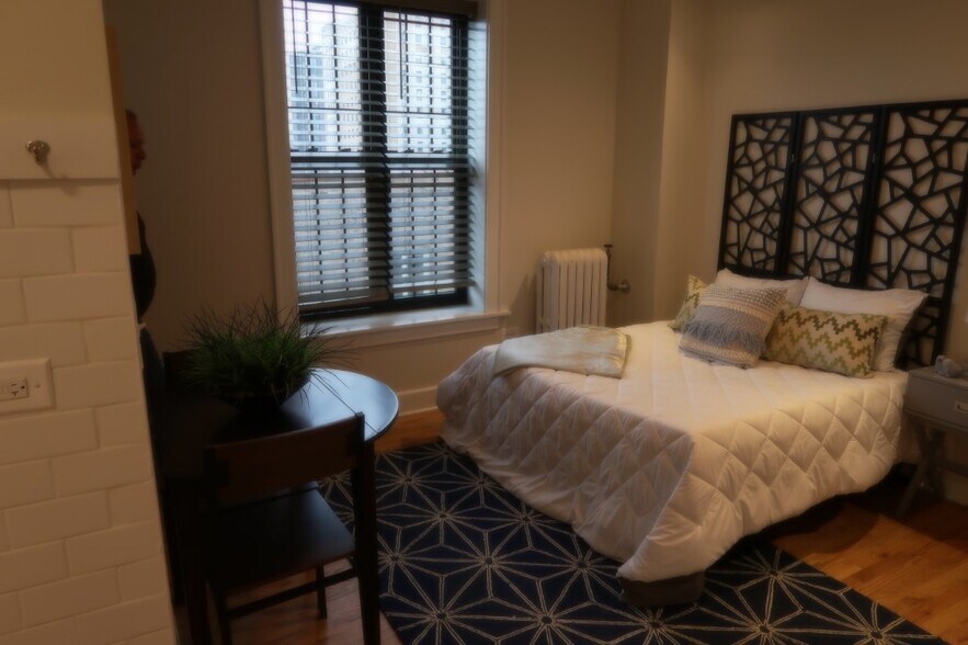 Building Photo - 4526 N Sheridan Rd