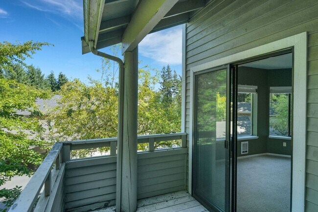 Building Photo - Your Sun-Drenched Redmond Retreat Awaits!