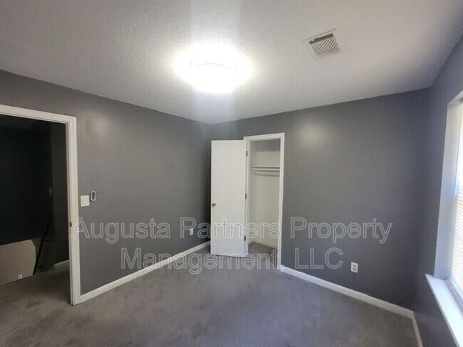 Building Photo - 1846 S Barton Dr