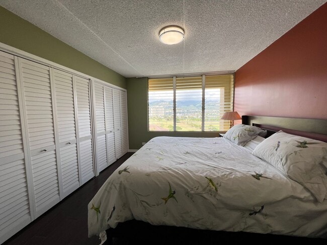 Building Photo - 2BD/2BA/2PKG. Furnished, Waikiki, Views, Breeze