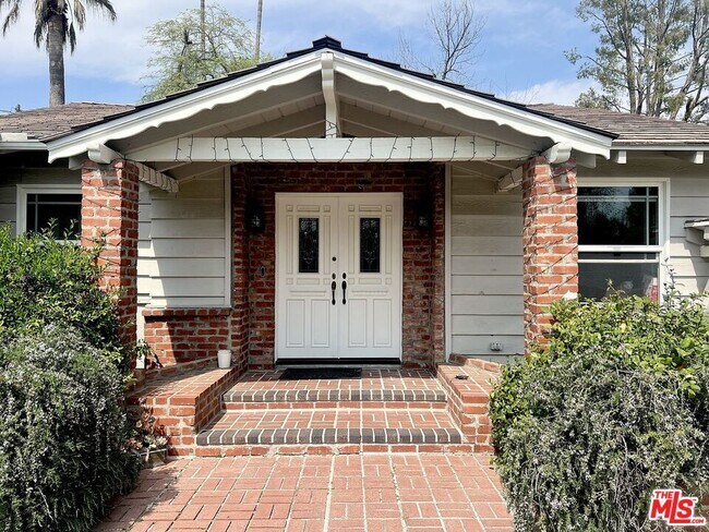 Building Photo - 22839 Oxnard St