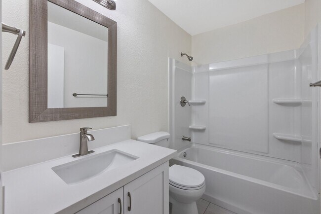 Building Photo - Downstairs 2 bed, 1 bath newly remolded unit rent ready!!