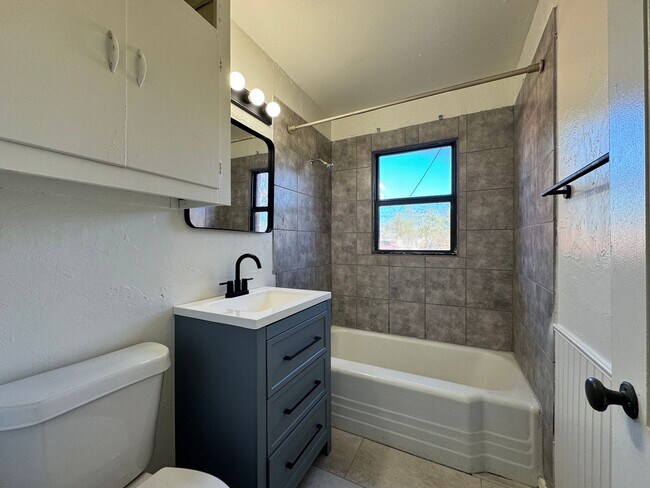 Building Photo - Charming Home for Rent