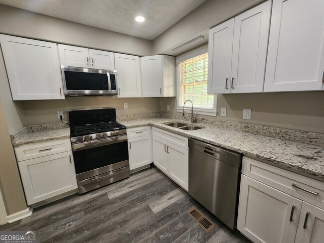 Building Photo - 4524 Lasalle Dr