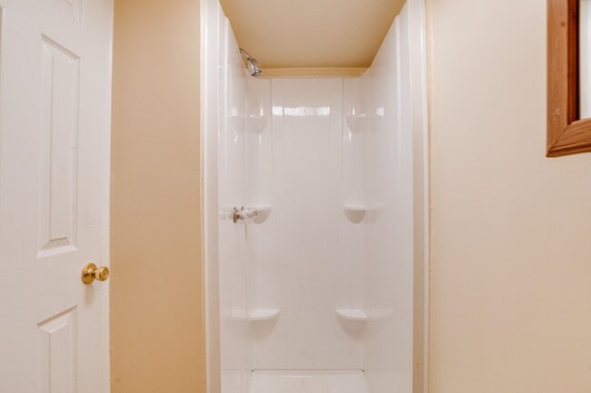 Building Photo - Charming End-Unit Townhome