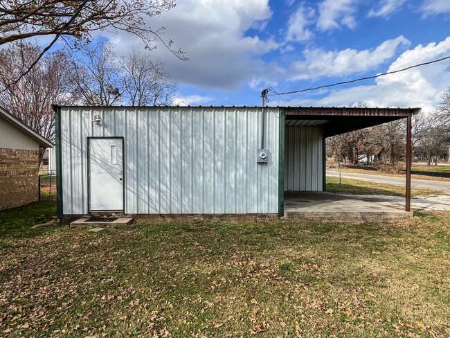 Building Photo - Adorable, Renovated 3/1 House with a Large...