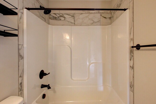 Building Photo - Huge 5 bed 3 ba.  Gorgeous House Near Post...