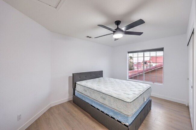 Building Photo - Beautiful 4BR / 3BA Corner-Lot Home with Designer Finishes