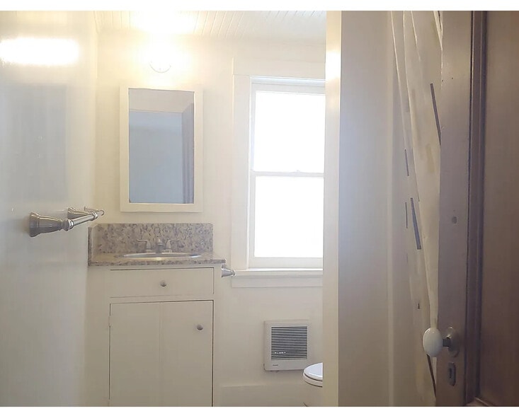 Bathroom - 5530 Beaudry St