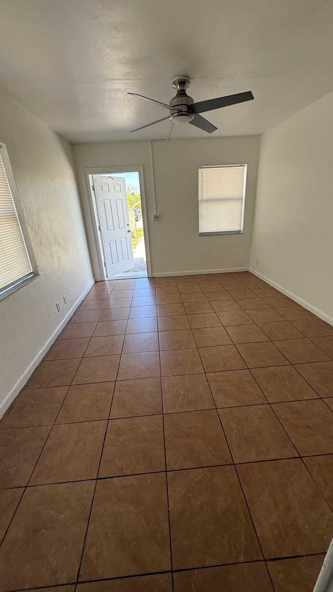Building Photo - 1708 Lauderdale Manor Dr