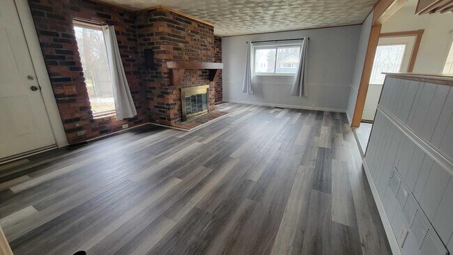 Building Photo - 655 Robinwood Dr