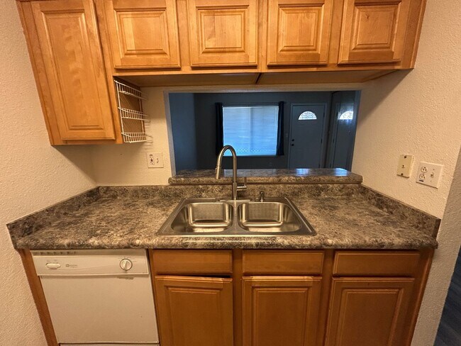 Building Photo - BEAUTIFUL CONDOMINIUM IN GATED COMMUNITY