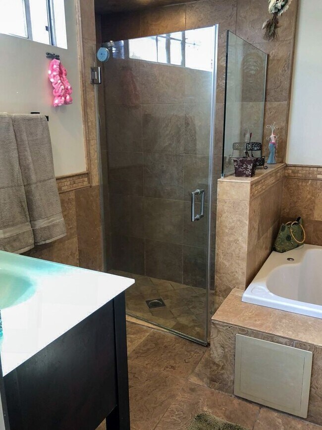 Building Photo - 5 Bed 3 Bath House With Amazing Salt Water Pool!