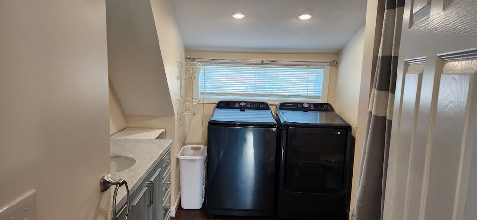 Bathroom - 142 College Ave