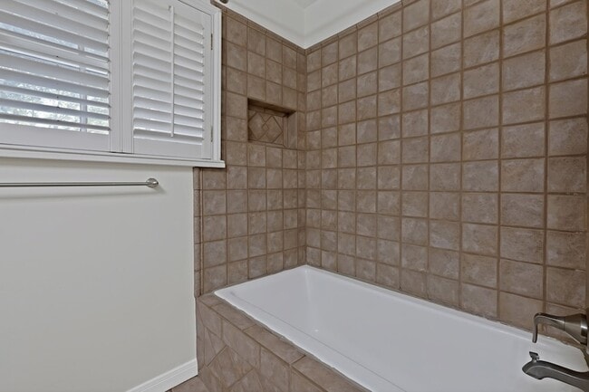 Building Photo - 3414 Westcliff Rd S