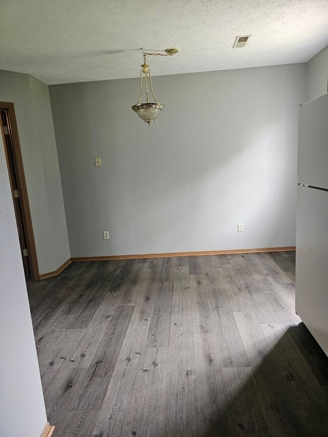 Building Photo - Adorable home ready for you!