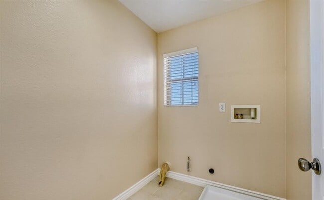 Building Photo - 5565 Golden Palms Ct