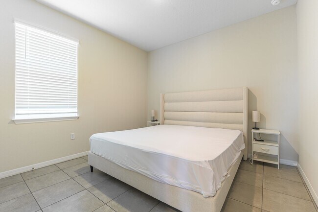 Building Photo - Pet Friendly, Spacious, modern 4 bed home ...
