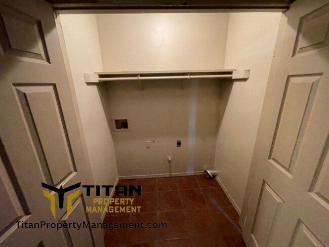 Building Photo - 2 Bed/2 Bath End Unit Apartment