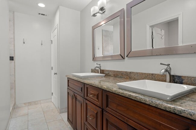 Building Photo - Crown Point 4Bed 3Bath (2 Primary suites) ...