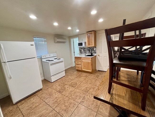 Building Photo - 1643 S State St