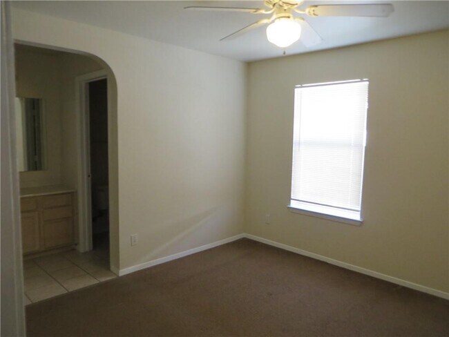 Building Photo - 2218 Katy Ln